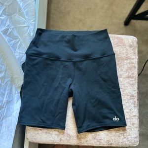 Alo 8 inch bike shorts
